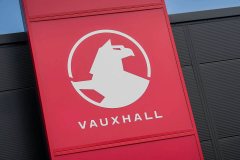 沃克斯豪尔Vauxhall发布全新Logo设计：百年狮鹫徽标首次取消“V”字旗帜，迎接电动汽车时代