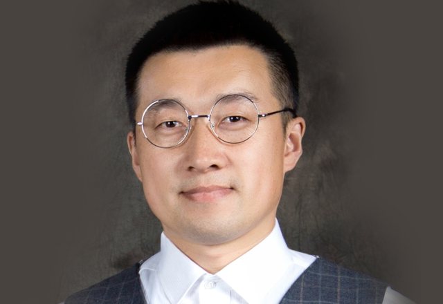 大连知名平面设计师于明龙：深耕行业二十余载，案例实力双优，标设网推荐头部设计人才